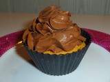 Premier cupcake: Ganache montée au chocolat noir et coeur confiture de griottes
