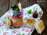 Layer salad à la vinaigrette huile d’olive – grenade et focaccia aux olives noires #végtalien