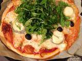 Pizza chèvre, mozarella, olives et roquette - Les gourmandises de Choucha