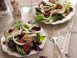 Salade aux jeunes pousses, tomates séchées, faux-gras, figues, noisettes et raisins secs (vegan)
