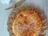 Galette des rois crème d'amandes et de marrons et marrons glacés (King cake Kings cakes with almond and chestnut cream and candied chestnuts)