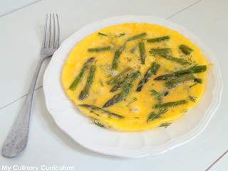 Petites omelettes aux asperges, parmesan et à l'aneth (Small omelets with asparagus and dill)