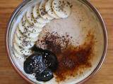 Porridge cru de sarrasin et graines de chia à la vanille, au coco et au sésame noir