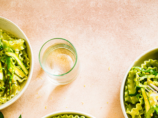 Pâtes aux asperges poêlées, pignons & pesto d'ail des ours vegan