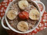 Porridge au flocons d'avoine, lait de soja vanillé, fraises, banane et coco ~ Végétalien ~