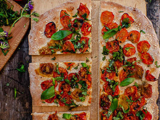 Pizza aux tomates rôties, ail & basilic