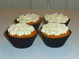 Cupcakes fourrés à la crème au citron et garnis d'une ganache au chocolat blanc