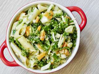 Cuisine alcaline : penne, chou kale, carotte et radis marinés