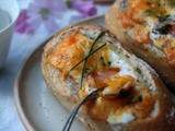 Eggs boat ou des œufs cocotte dans du pain