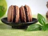 Macarons au chocolat noir, citron vert et basilic