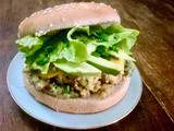Burger végétarien : steak lentilles-quinoa, avocat, mayonnaise aux herbes, cheddar