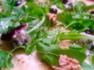 Pizza poires, roquefort, confiture de myrtilles
