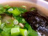 Soupe chinoise aux algues, pleurotes, champignons noirs, brocolis, nouilles, et herbes
