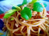 Spaghettis au  pesto rosso  végétal - menthe, céleri et pistaches