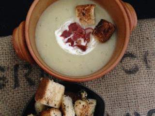 Velouté ail/pommes de terre et ses croûtons piment/parmesan