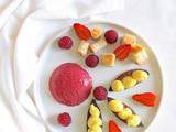 Dessert  géométrique , variations de textures : mousse, crème pâtissière, génoise, fraises et framboises - Bataille Food #36 (vegan, sans lactose)