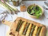 Tarte rustique aux asperges, pâte à l'huile d'olive, oignons caramélisés et parmesan (vegan)
