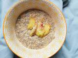 ​Porridge de graines de chia et flocons d’avoine à la pêche