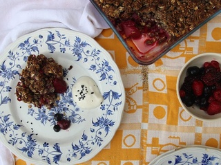 Crumble sésame noir-fruits rouges