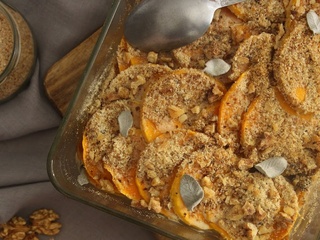 Gratin de butternut, oignon, châtaignes et noix