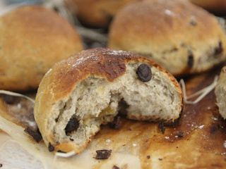 Petits pains briochés vegan aux pépites de chocolat / aux raisins et orange confites