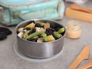 Salade de haricots verts, pommes de terre, tofu fumé, pruneaux et olives