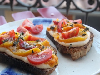 Tartines à la crème de haricots blancs fromagère, poivrons grillés et tomates