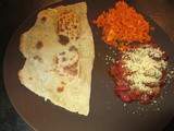 Cheese naan indiens, haricots rouge à la levure maltée et salade de carottes à l'orientale