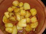 Pommes de terre cuites au four dans un moule römertopf