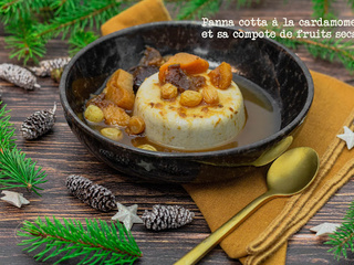Panna cotta à la cardamome et sa compote de fruits secs