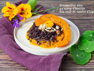 Potimarron rôti au sirop d'érable, riz noir et confit d'oignon