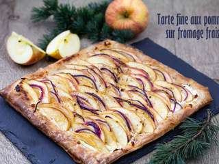 Tarte fine salée aux pommes sur fromage frais