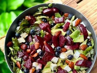 Salade colorée betterave, avocat & myrtilles