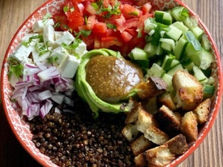 Salade de lentilles croustillantes, légumes frais & croûtons maison