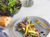 Salade colorée avocat, mangue et oignon rouge