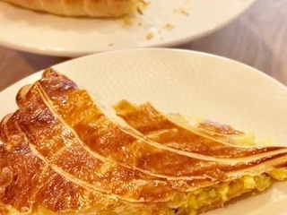 Galette des rois à la frangipane exotique à la mangue et aux fruits de la passion