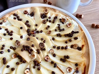 Tarte flambée sucrée chocolat, poire et noisettes