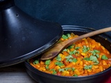 Tajine végétarien aux haricots lingots, aux tomates, aux carottes et à la coriandre