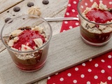 Verrines de mousse au chocolat, aux framboises, coulis de framboises et meringues