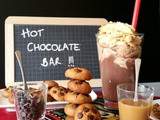 Chocolat chaud à l'américaine : Topping de chantilly au caramel-beurre salé + éclats de cookies au beurre de cacahuètes (Sans gluten) (végétarien)