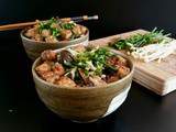 Soupe de nouilles Udon au tofu frit et aux champignons asiatiques (vegan)