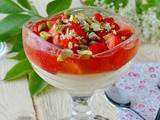 Crème végétale aux fleurs de sureau et tartare de fraises aux pistaches