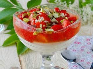 Crème végétale aux fleurs de sureau et tartare de fraises aux pistaches