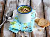 Soupe aux poireaux, brocoli et noisettes grillées