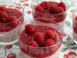 Coupes de petits suisses à la confiture de framboises