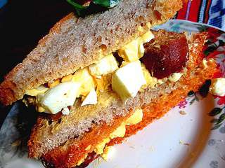 Sandwich aux Oeufs et Saucisses Fumée (Lituanie)