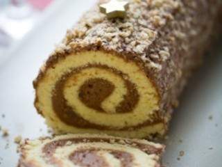 Bûche pâtissière à la mousse au chocolat praliné (gâteau roulé)