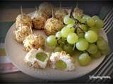 Grappes de septembre , raisins frais en billes de fromage de chèvre frais et noix concassées