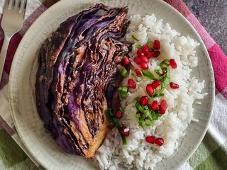 Chou rouge rôti au four, marinade au beurre de cacahuètes