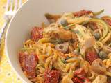 Poêlée de spaghettis de courgettes aux tomates séchées, olives et câpres (au spiralizer) + 4 pistes pour adopter un mode vie sain